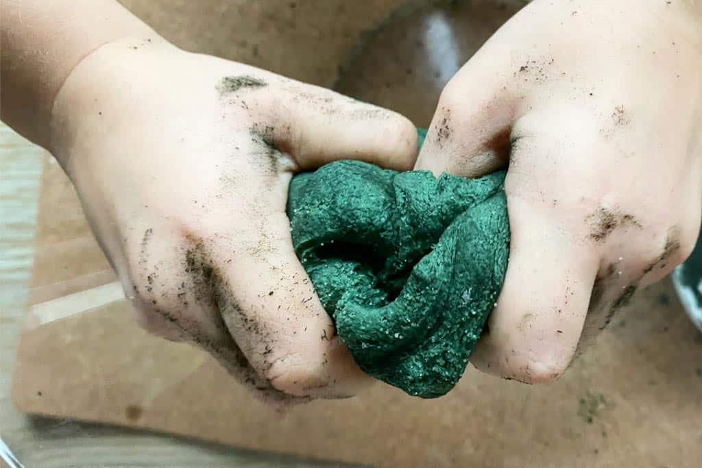 Mixing spirulina and dough